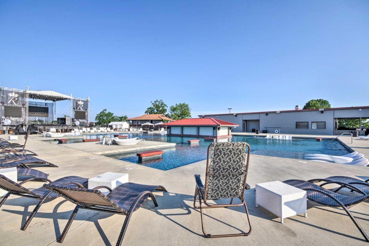 Ozarks Vacation Rental Condo With Lake View! Exterior photo