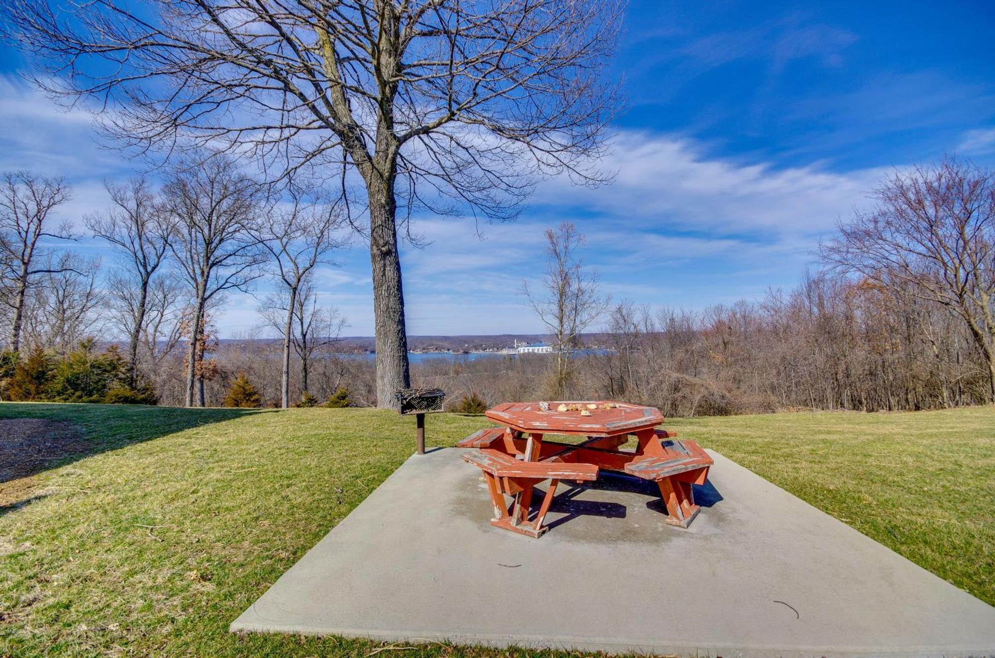 Ozarks Vacation Rental Condo With Lake View! Exterior photo
